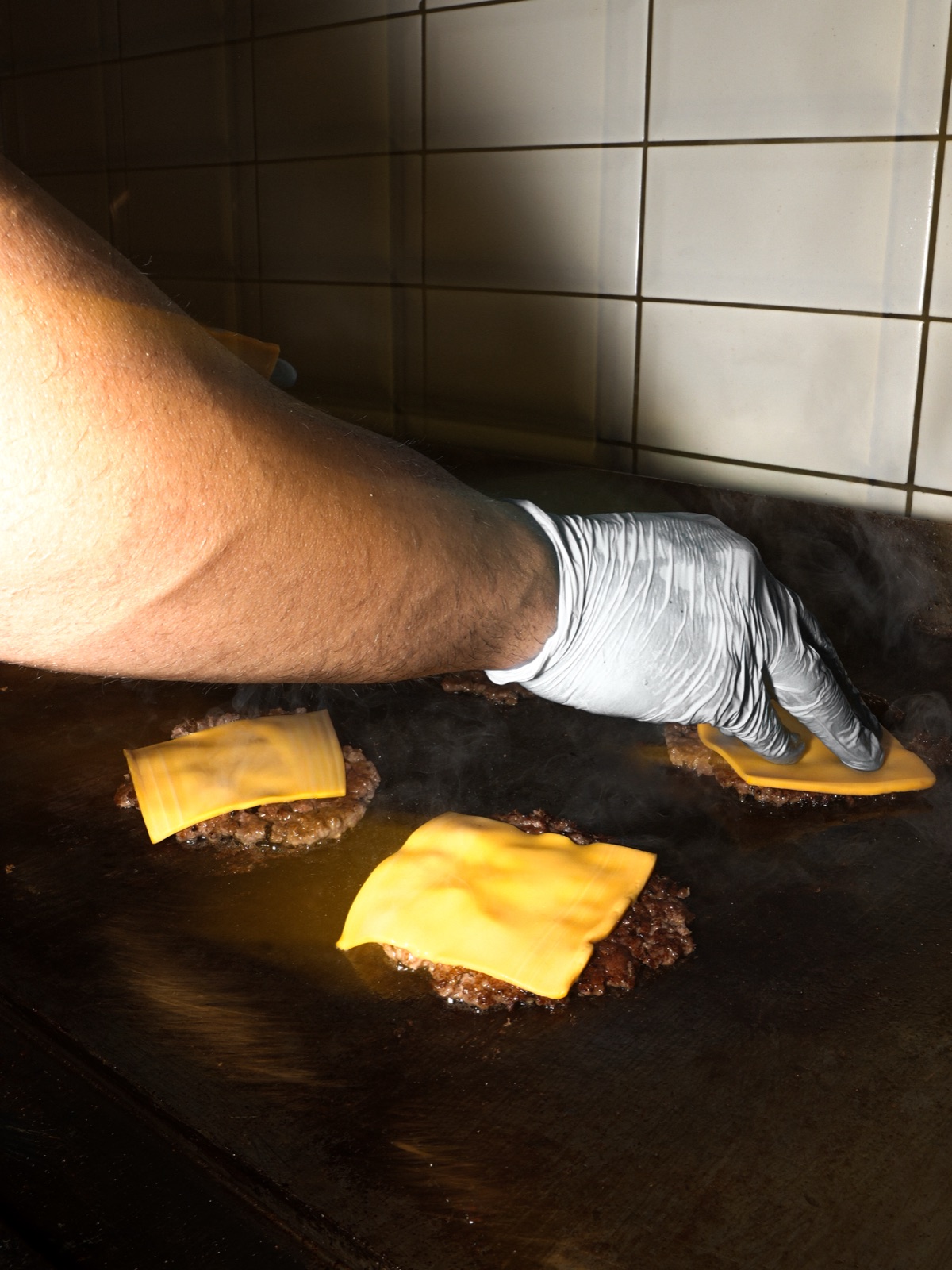Smash anı — ızgarada eriyen cheddar